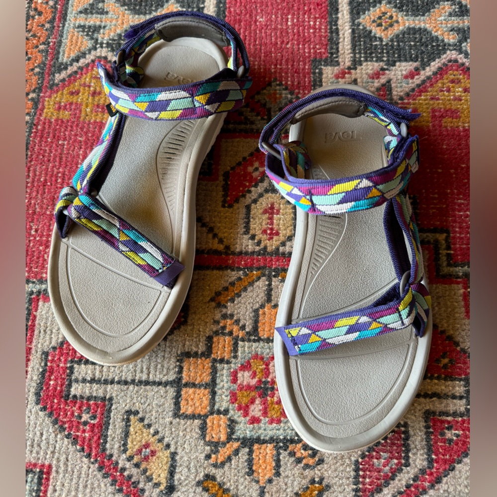 11 Women’s Teva Hurricane XLT2 adjustable sandals multicolor prism